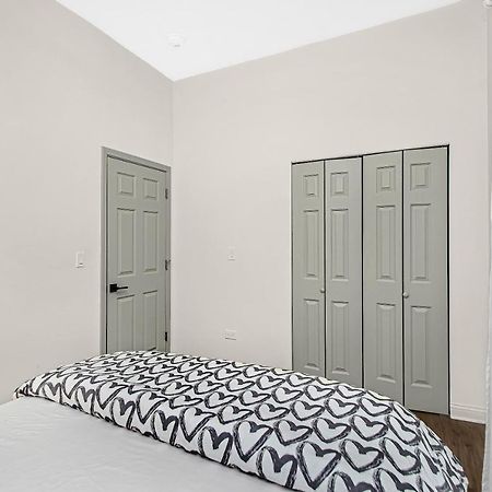 Modern 4Br Just A Block From Cta Pink Line With Pool Table Free Parking Apartment Chicago Exterior photo